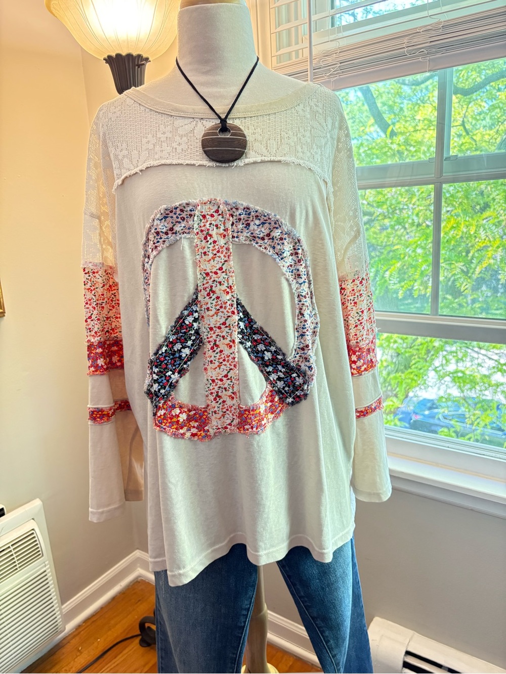 White Birch Lightweight Peace Sign Patch Top in Tan/Multi - 1X (EUC) - Picture 4 of 11